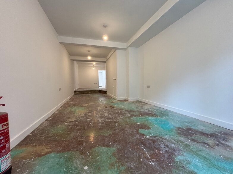 132 High St, Epping to rent - Building Photo - Image 2 of 5