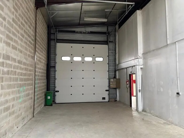 Light Industrial in Pontault-Combault to rent - Interior Photo - Image 3 of 15