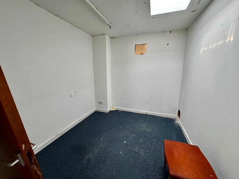 36 Newerne St, Lydney for sale - Interior Photo - Image 3 of 5