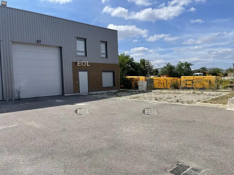Industrial in Corbas to rent - Building Photo - Image 2 of 12