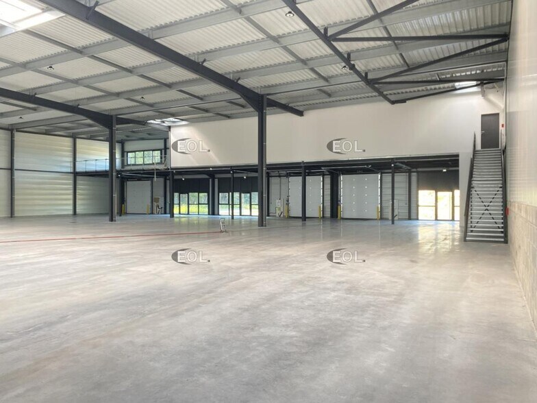 Industrial in Saint-Laurent-de-Mure to rent - Building Photo - Image 2 of 19