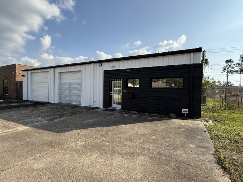 6823 Northampton Way, Houston, TX for rent - Building Photo - Image 1 of 10