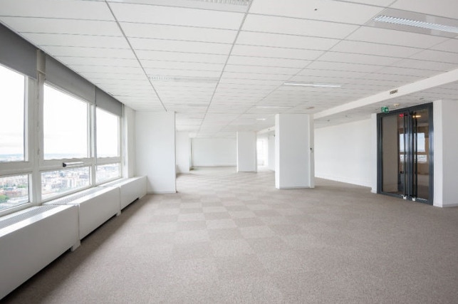 Office in Courbevoie to rent - Interior Photo - Image 2 of 8