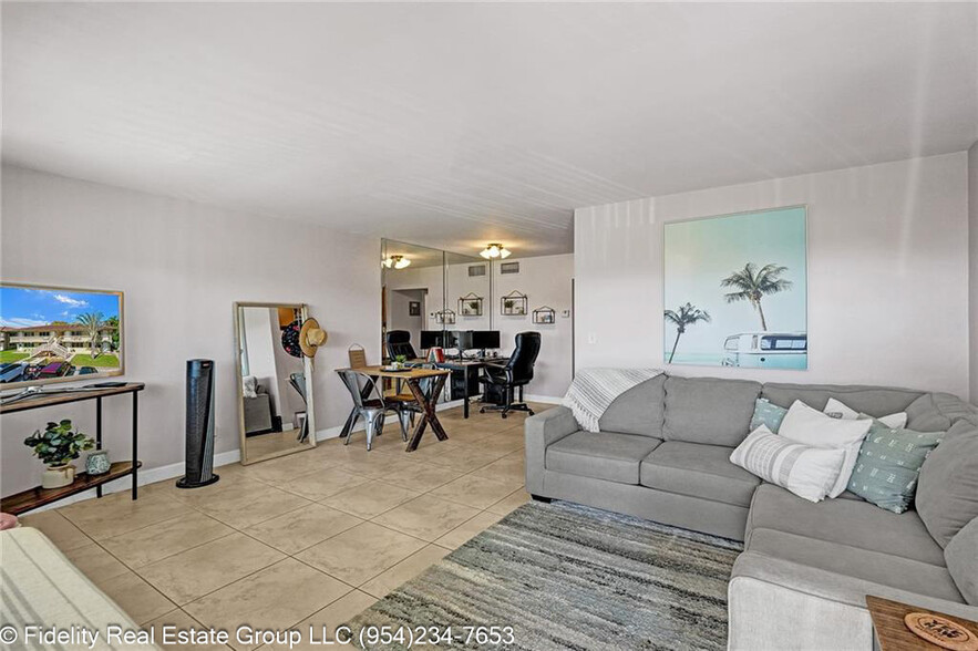 2131 NE 40th Ct, Lighthouse Point, FL for sale - Interior Photo - Image 3 of 33