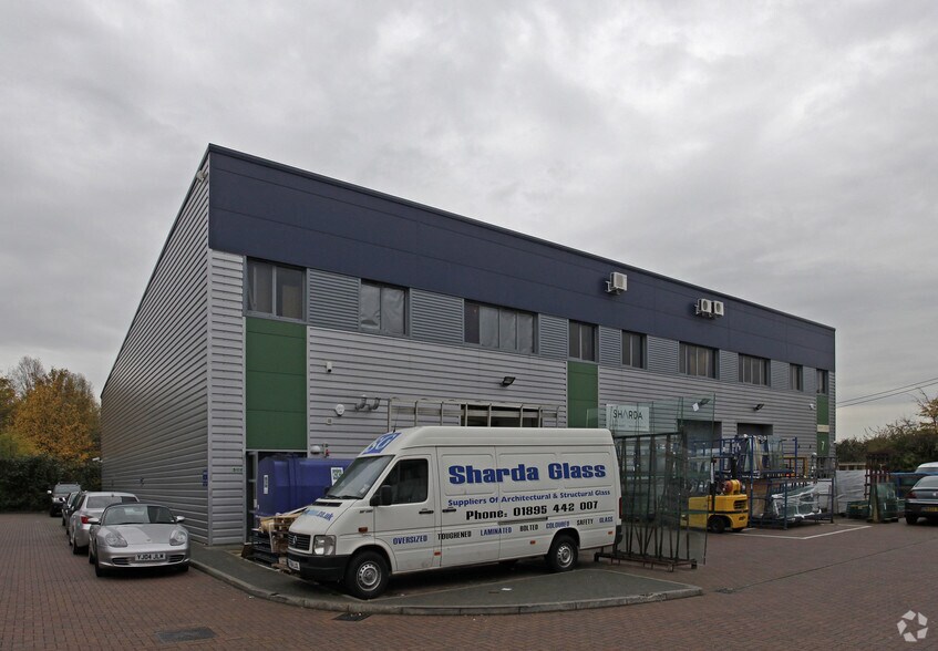 Horton Clos, West Drayton to rent - Primary Photo - Image 1 of 4