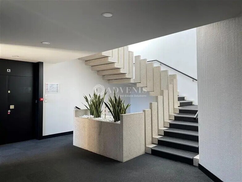 Office in Vélizy-Villacoublay to rent - Lobby - Image 2 of 5