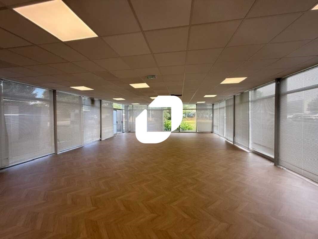Office in Osny to rent Building Photo- Image 1 of 22