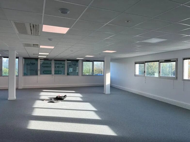 35 Boulevard Salvador Allende, Saint-Herblain to rent - Building Photo - Image 3 of 11