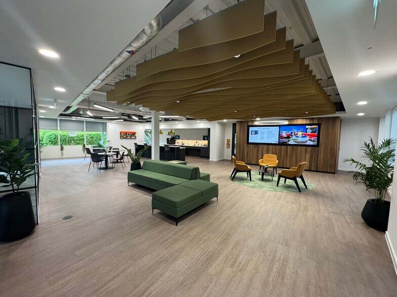 Oxford Rd, Uxbridge to rent - Building Photo - Image 2 of 13