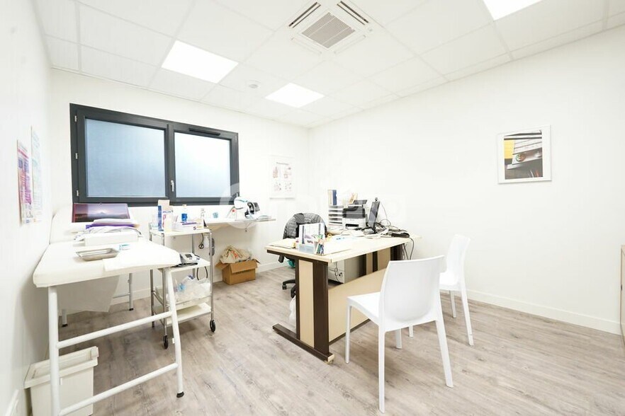 Office in Bourgoin-Jallieu to rent - Interior Photo - Image 3 of 6