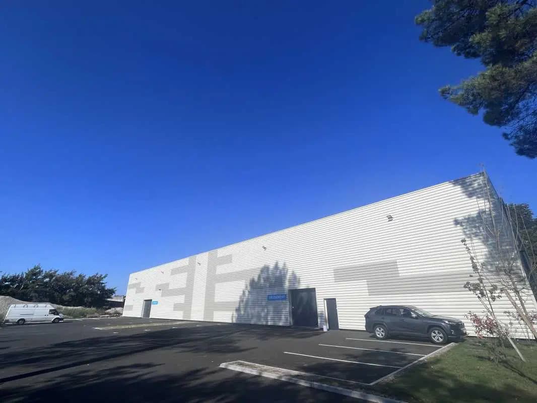 Light Industrial in Pessac to rent Building Photo- Image 1 of 5
