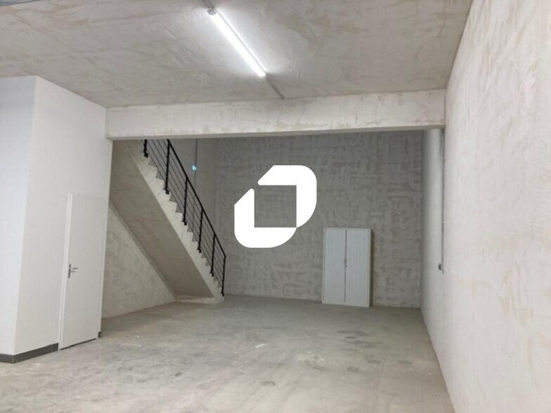 Light Industrial in Neuville-sur-Saône to rent - Interior Photo - Image 2 of 12