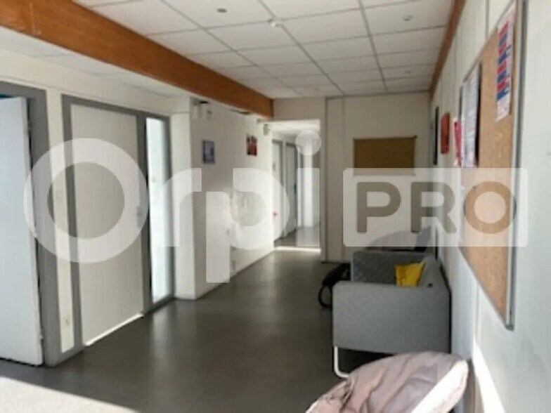 Office in Villefranche-sur-Saône to rent - Interior Photo - Image 2 of 8