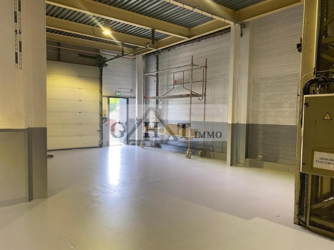 Industrial in Lisses to rent Interior Photo- Image 1 of 10