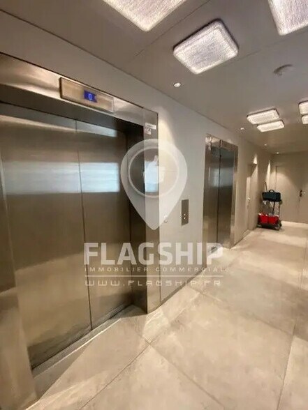 Office in Nanterre to rent - Lobby - Image 2 of 9