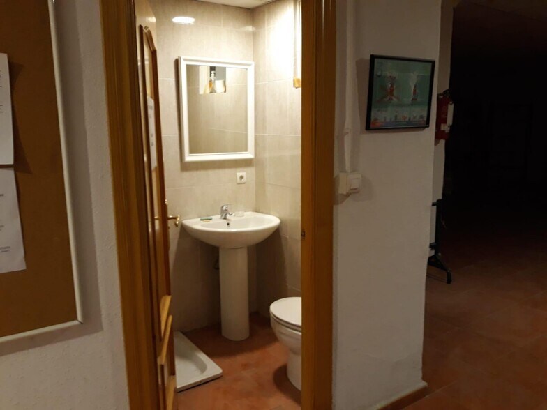 Retail in Granada, Granada for sale - Interior Photo - Image 3 of 10