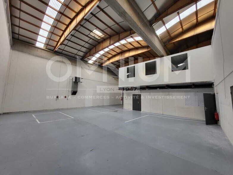 Light Industrial in Dardilly to rent - Interior Photo - Image 2 of 9