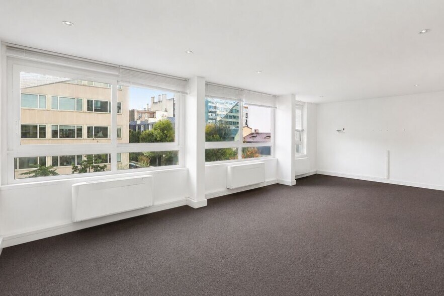 171 Bis Avenue Charles De Gaulle, Neuilly-sur-Seine for sale - Interior Photo - Image 3 of 9