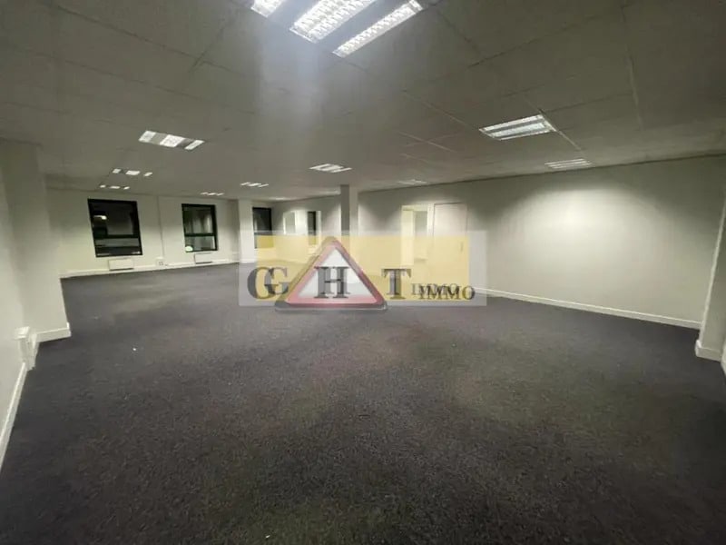 Office in Viry-Châtillon to rent Building Photo- Image 1 of 38