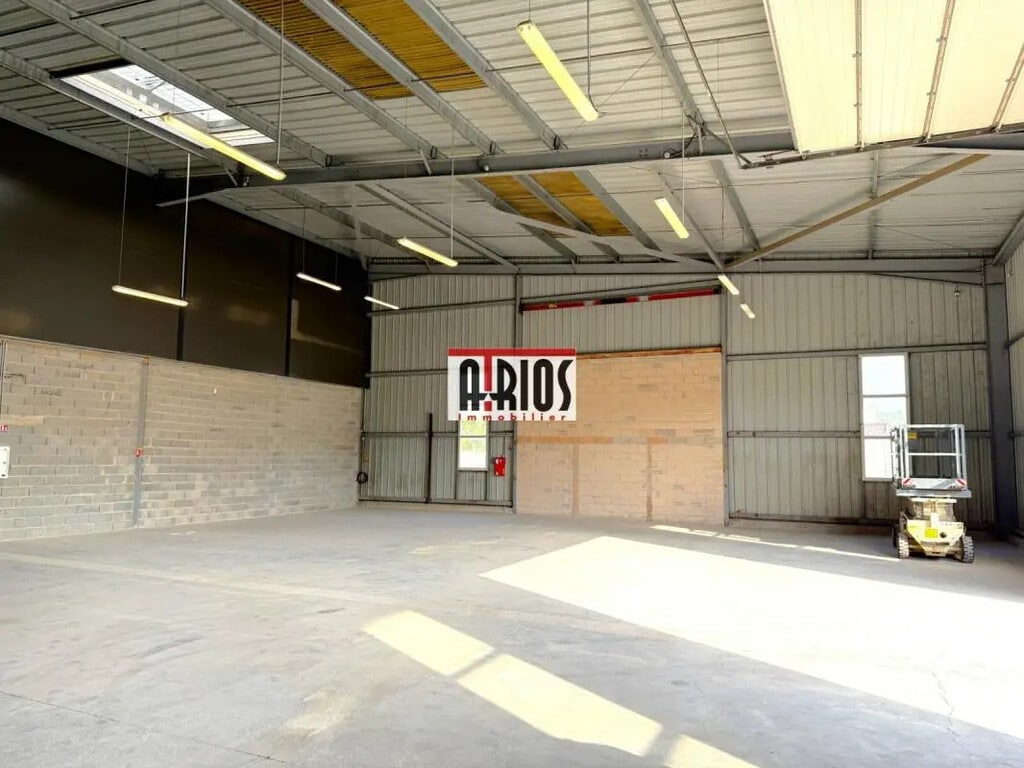 Location Entrepôt 420 m² - Photo 1