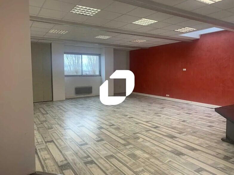 Office in Chilly-Mazarin to rent - Interior Photo - Image 2 of 5