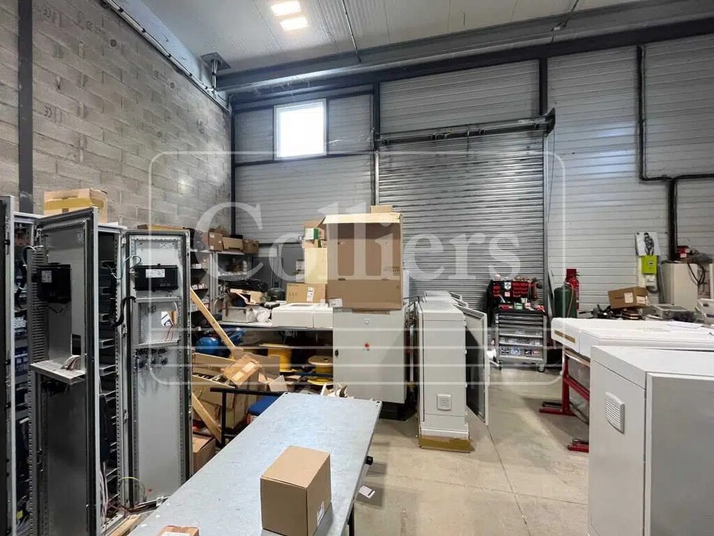 Location Local d'activités 303 m² - Photo 1