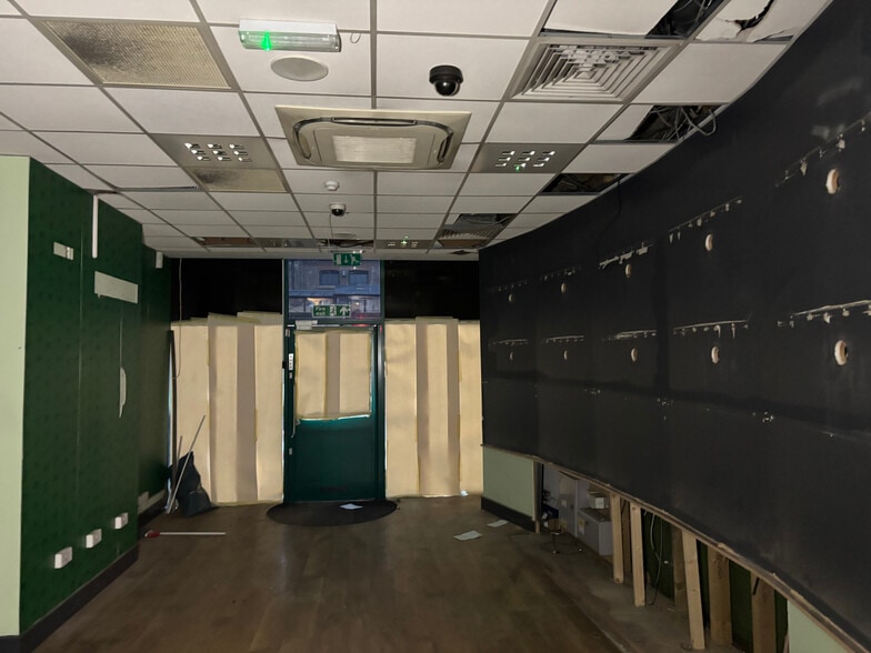 39 Chalk Farm Rd, London to rent - Building Photo - Image 3 of 4