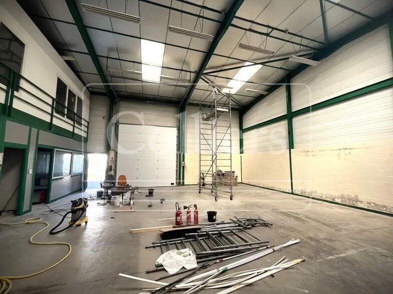 Light Industrial in Gémenos to rent - Interior Photo - Image 2 of 5