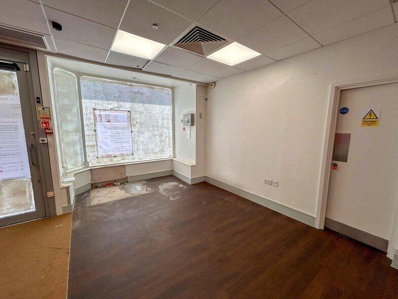16 High St, Ringwood to rent - Building Photo - Image 2 of 17