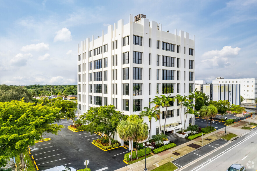 2450 Hollywood Blvd, Hollywood, FL for sale - Building Photo - Image 1 of 28