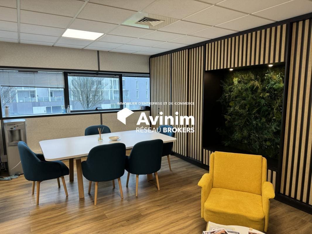 Office in Vaulx-en-Velin to rent Interior Photo- Image 1 of 11