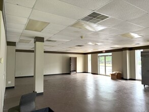 2212 Old Furnace Rd, Boiling Springs, SC to rent Interior Photo- Image 2 of 4