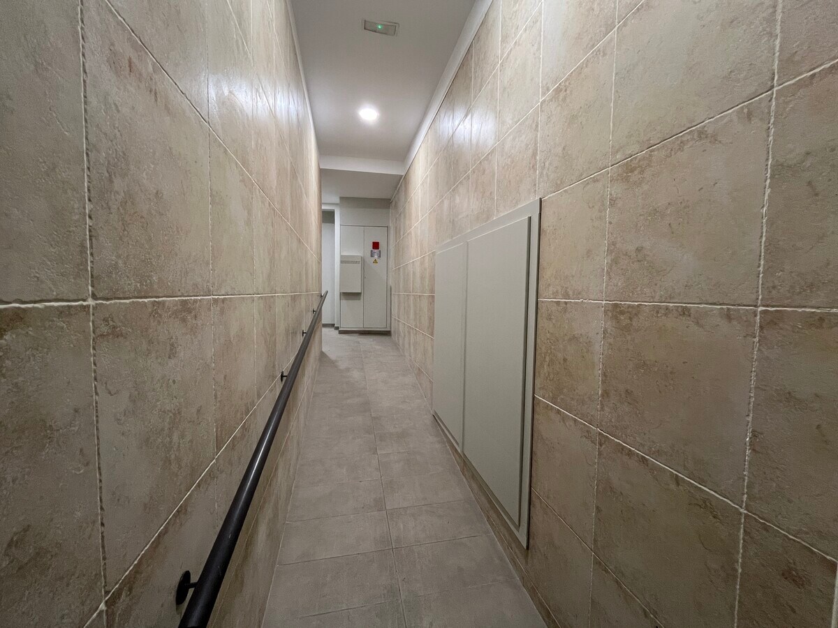 Manresa, BAR 08241 - Unit - -  - Interior Photo - Image 2 of 23