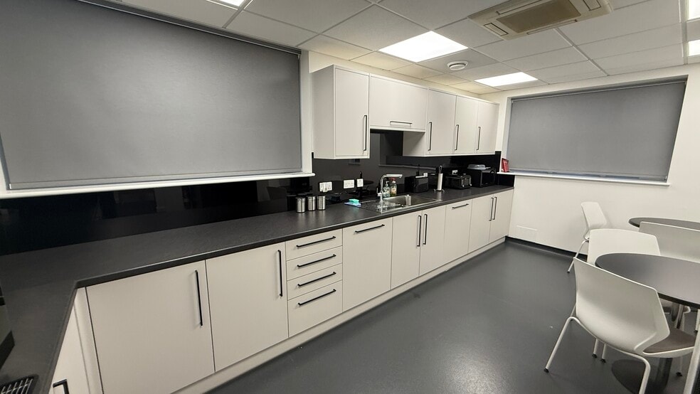 23 Station Clos, Potters Bar to rent - Building Photo - Image 2 of 5