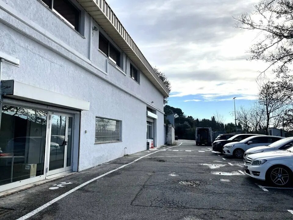 Location Commerce 821 m² - Photo 1