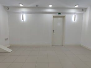 62 Belsize Ln, London to rent Building Photo- Image 2 of 6