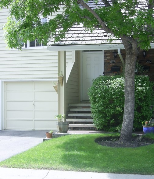 Point Mckay Gardens Northwest Calgary portfolio of 4 properties for sale on LoopNet.co.uk - Primary Photo - Image 1 of 14