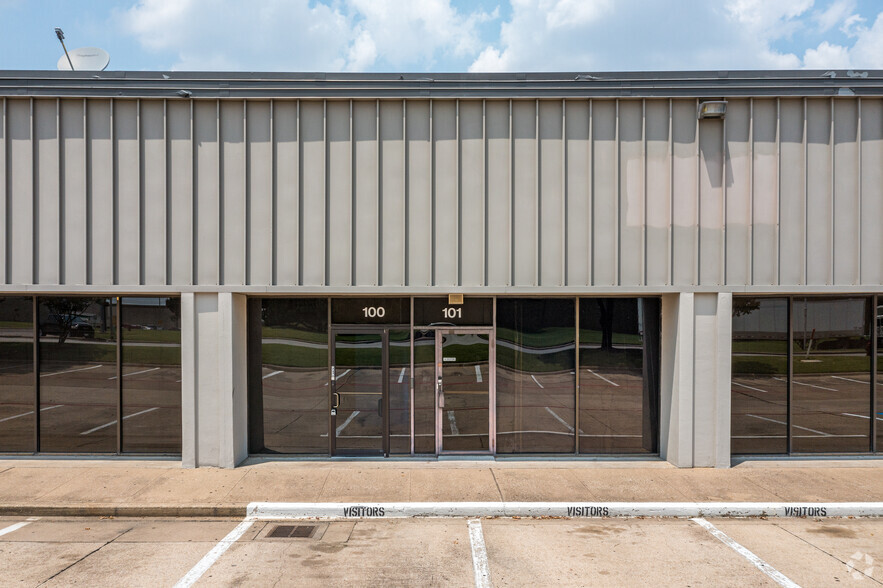 1201 W Carrier Pkwy, Grand Prairie, TX for rent - Building Photo - Image 3 of 17