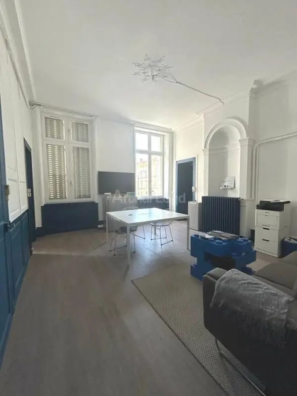 Location Bureaux 100 m² - Photo 1