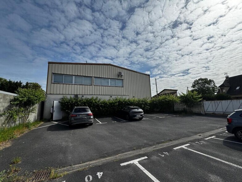 Light Industrial in Éragny for sale - Building Photo - Image 2 of 10