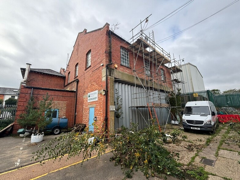 3 Curtis Rd, Dorking to rent - Building Photo - Image 1 of 1