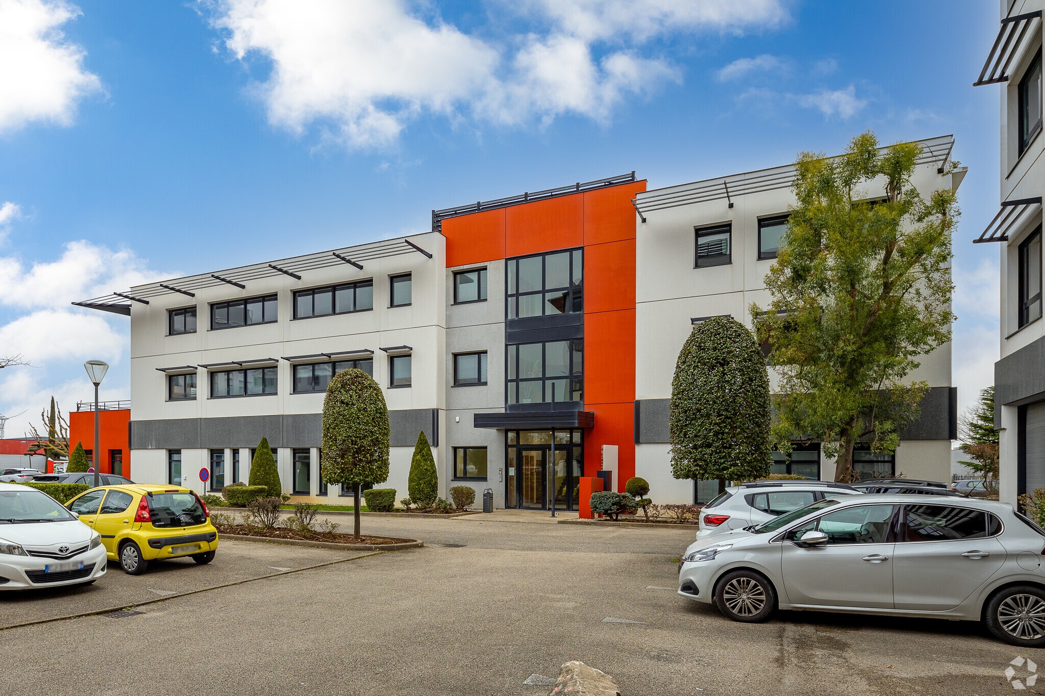 Office in Saint-Priest to rent Primary Photo- Image 1 of 3