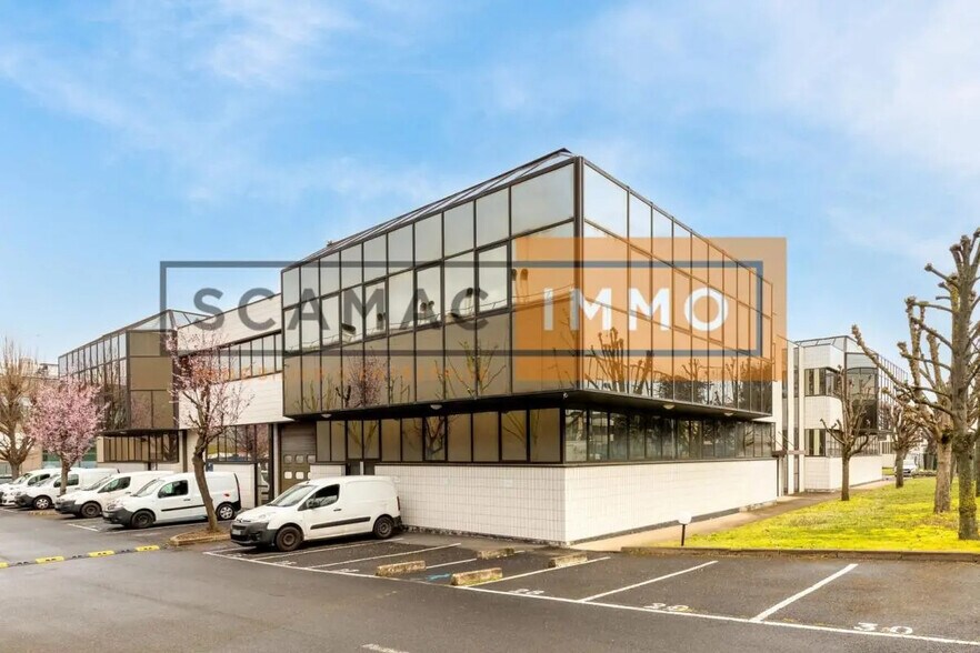Industrial in Nanterre to rent - Building Photo - Image 2 of 12