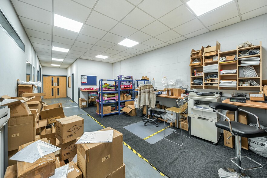 Garnett Close, Watford to rent - Building Photo - Image 3 of 7