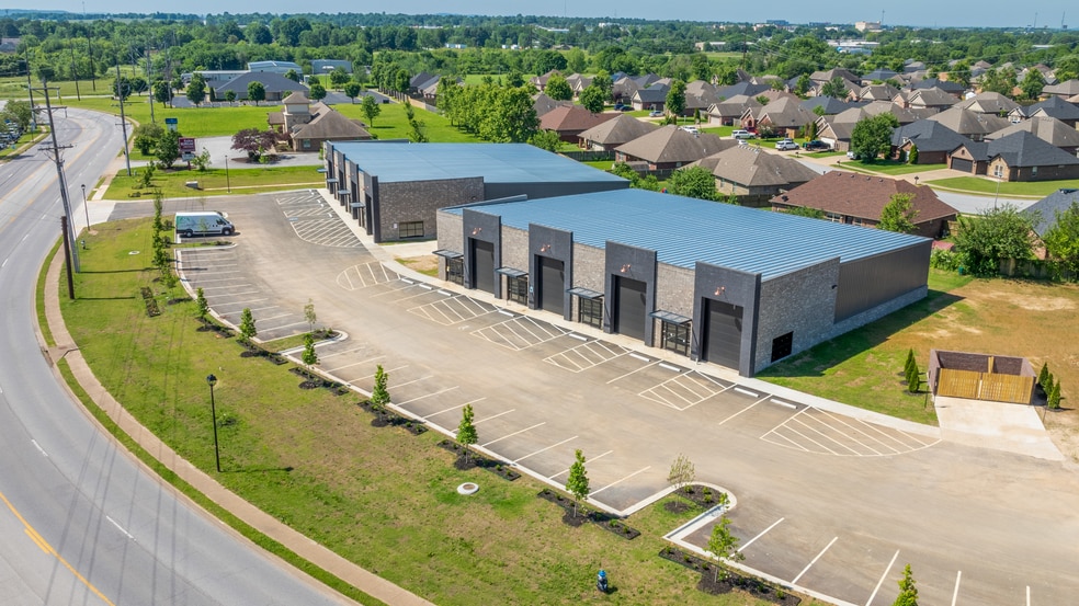 682-778 White Rd, Springdale, AR to rent - Primary Photo - Image 1 of 6