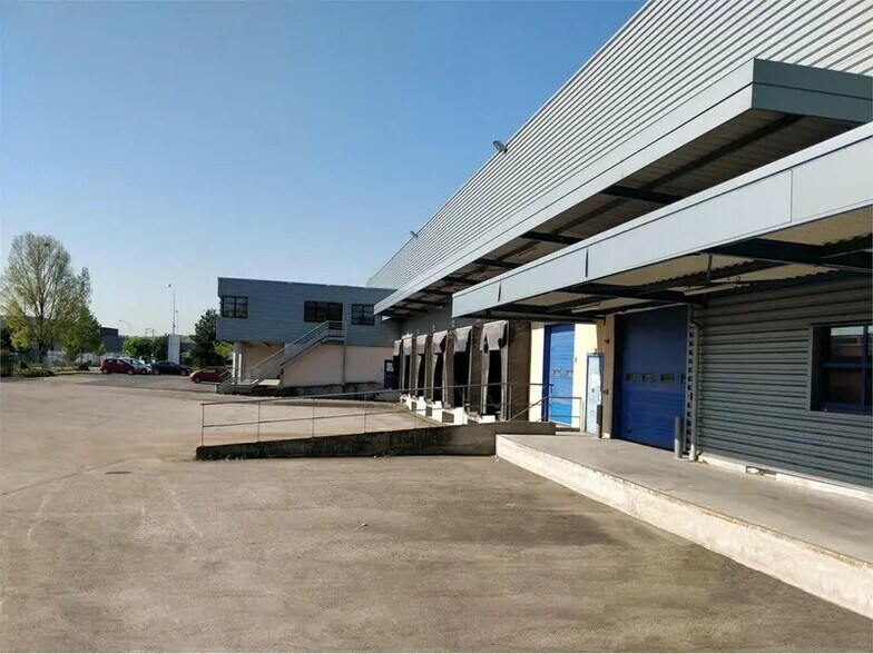 Industrial in Miribel to rent - Building Photo - Image 2 of 10