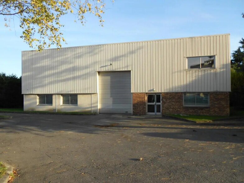 Light Industrial in Les Ulis to rent - Building Photo - Image 2 of 10