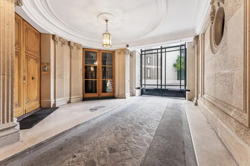 Office in Paris for sale Lobby- Image 1 of 11