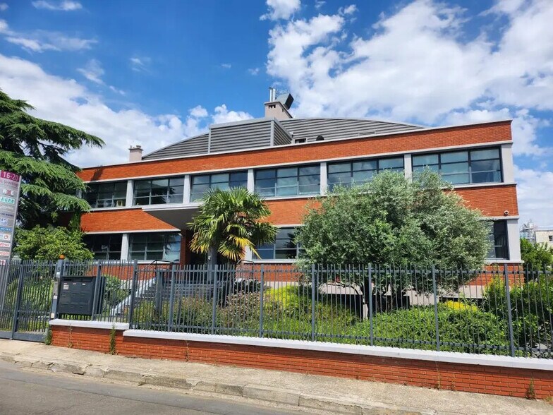 Office in Bezons to rent - Building Photo - Image 2 of 11