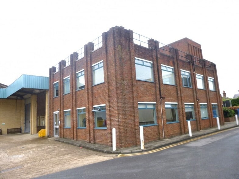 Vincent Ln, Dorking to rent - Building Photo - Image 2 of 3